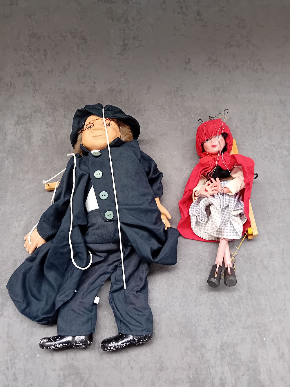 Lot 499: 2 x puppets as pictured