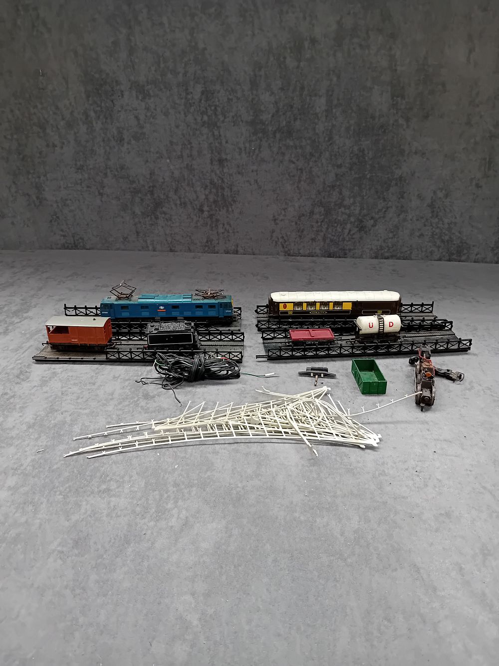 Lot 497: Mixed lot of HO/OO model railway trains and...