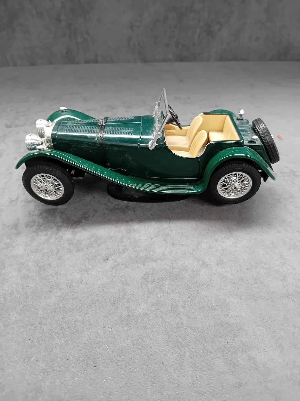 Lot 514: Burago Jaguar is 100 1973 1/18 scale