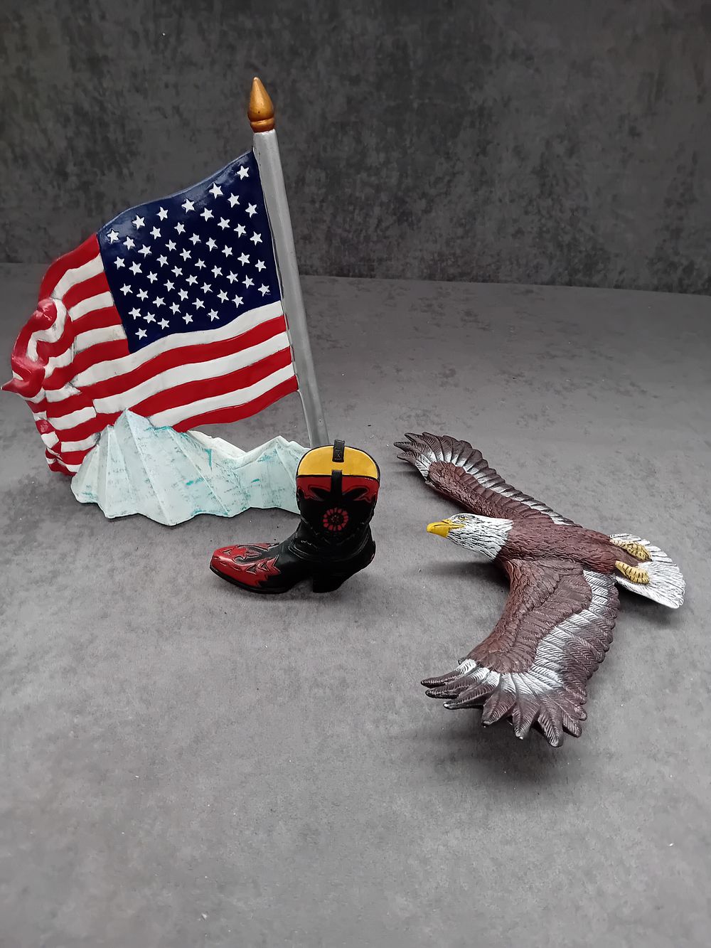 Lot 565: Western themed porcelain items as pictured