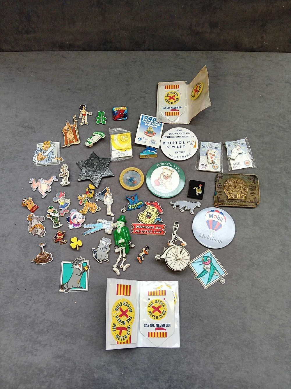 Lot 92: Mixed lot of badges