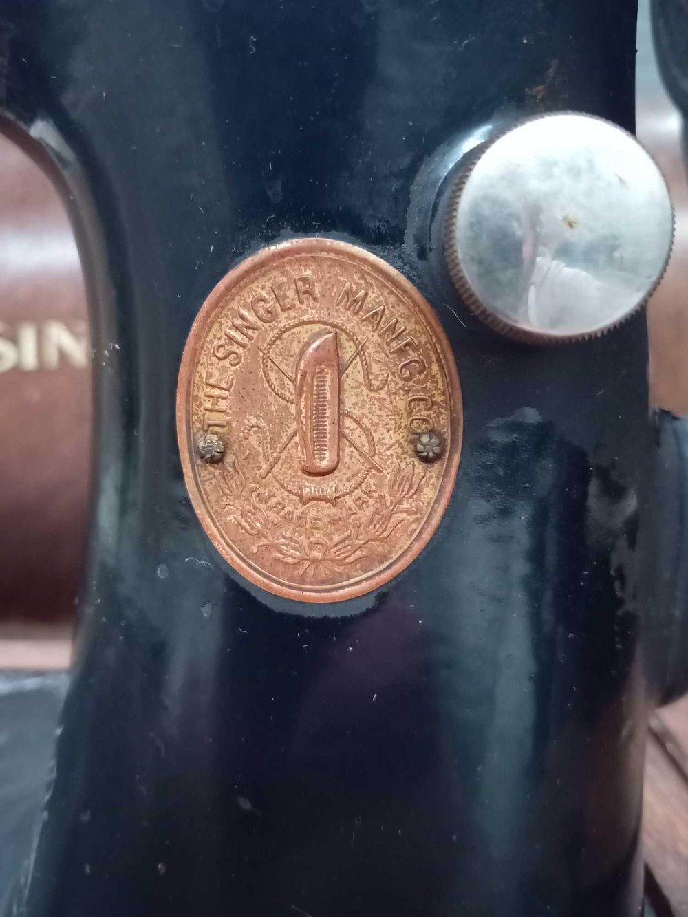 Lot 94: Singer sewing machine Y5595945 with some accessories missing...