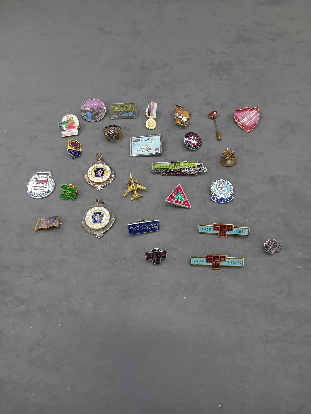 Lot 95: Mixed lot of club badges