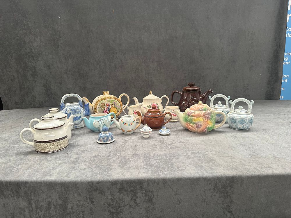 Lot 556: NO RESERVE Mixed lot of 12 Tea Pots and other items as pictured