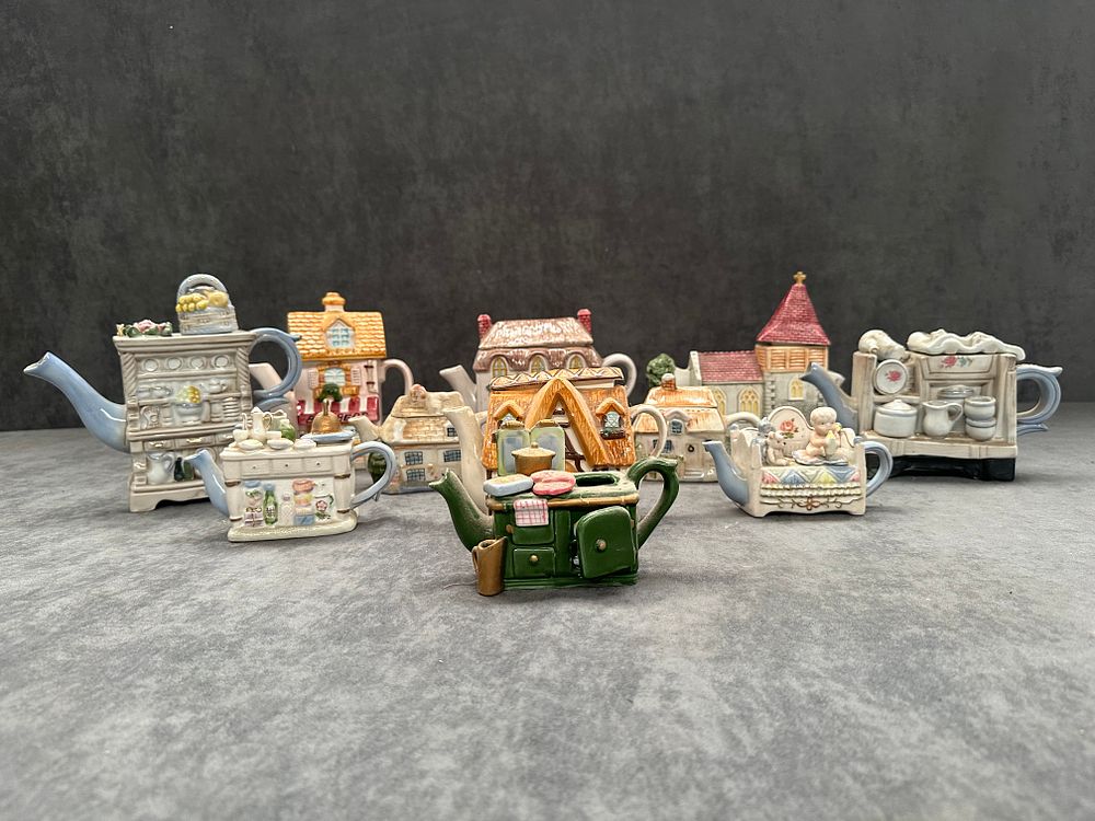 Lot 555: NO RESERVE Mixed lot of 11 Novelty house...