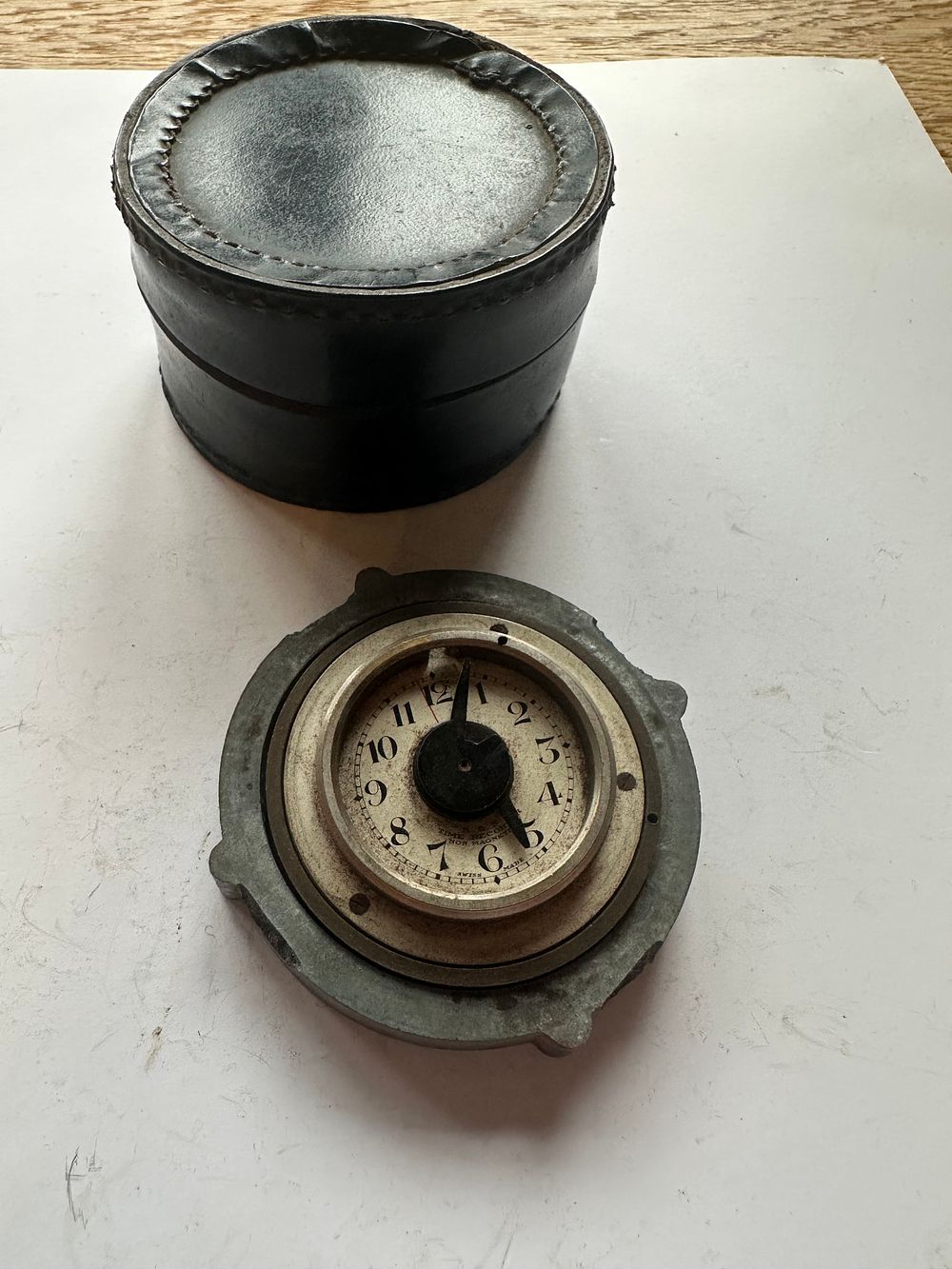 Lot 423: Vintage Tic Tac Toe Timer in leather case 