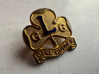 Vintage girl guides loan Ranger pin badge with blue enamel L on Gilded brass fitting lovely 