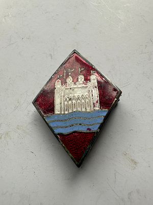 Vintage girl guides London County pin badge hard to get early enamel lovely colours, red and blue