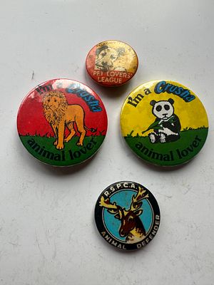 Vintage tin badges animal related