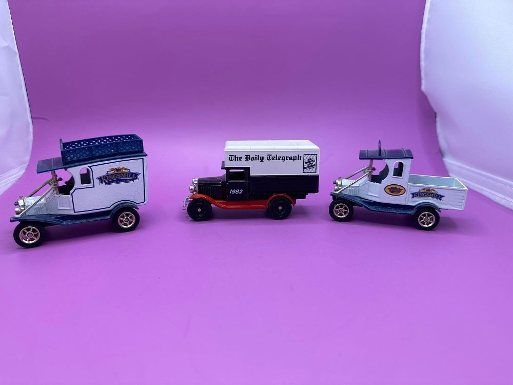 Lot 336: 3 X Oxford Diecasts Unboxed, 2 Kingsmill Bread...