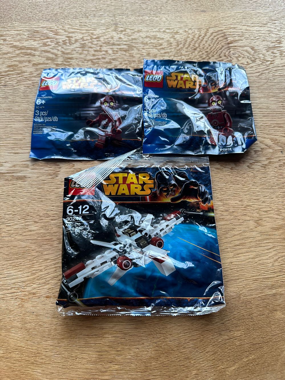 Lot 203: Set of three polybags Lego Star Wars one starfighter and 2 x TC –4