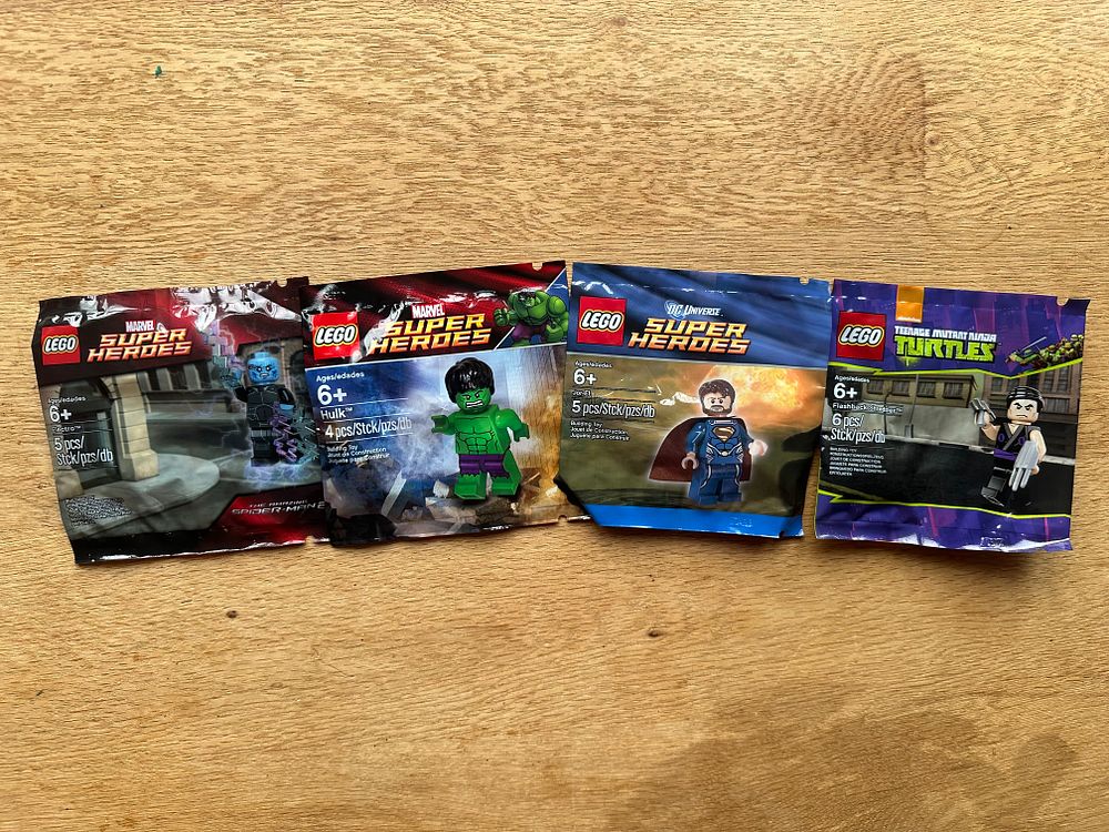 Lot 186: mixed lot of 4 Superhero lego mini figure pollybag sets. Hulk, Electro, Jor-El, Flashback Shredder.