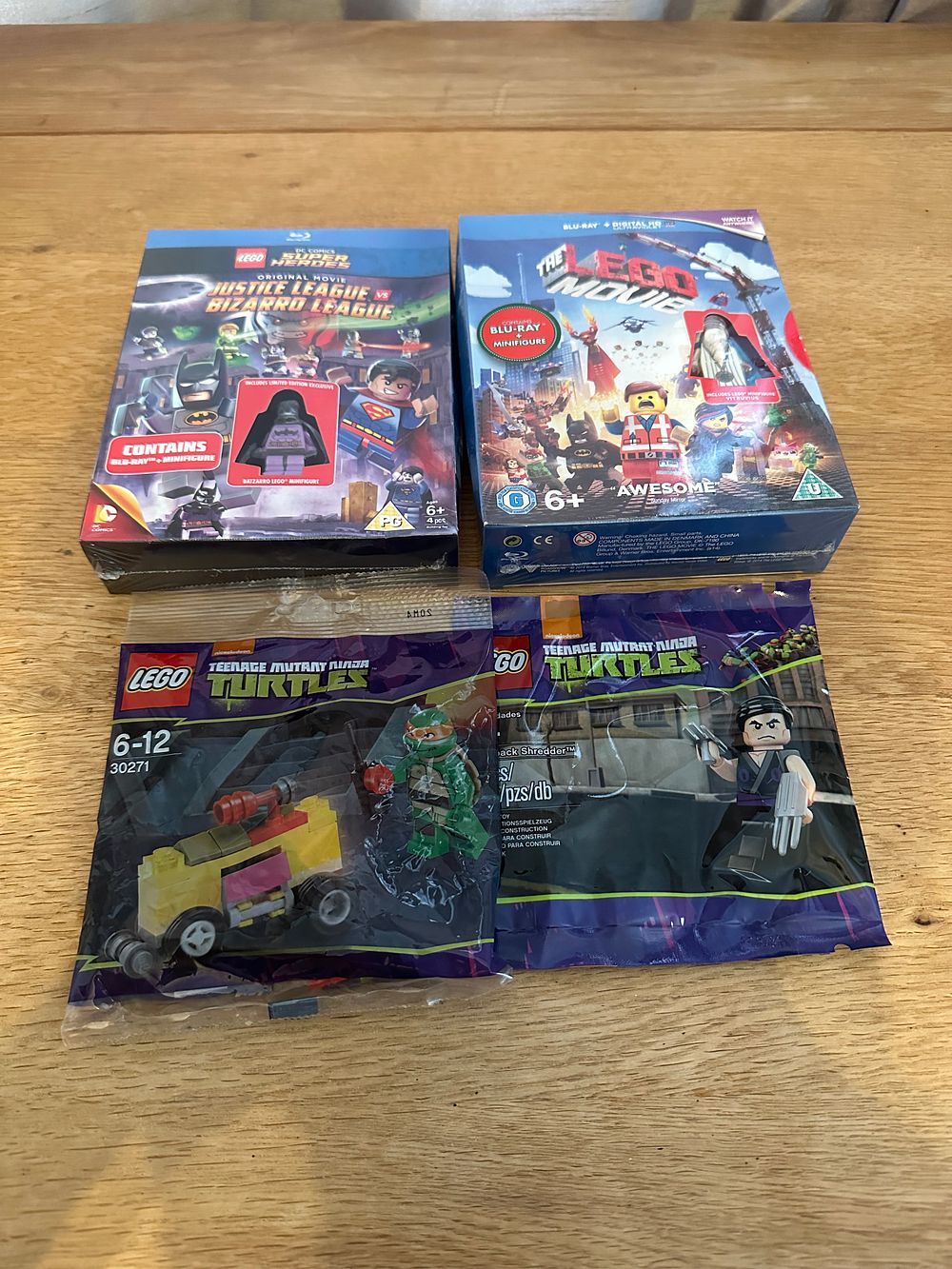 Lot 154: Mixed lot of LEGO 2 x TMNT POLYBAG UNOPENED and 2 Blue-Ray DVD LEGO Mini Fig sets.