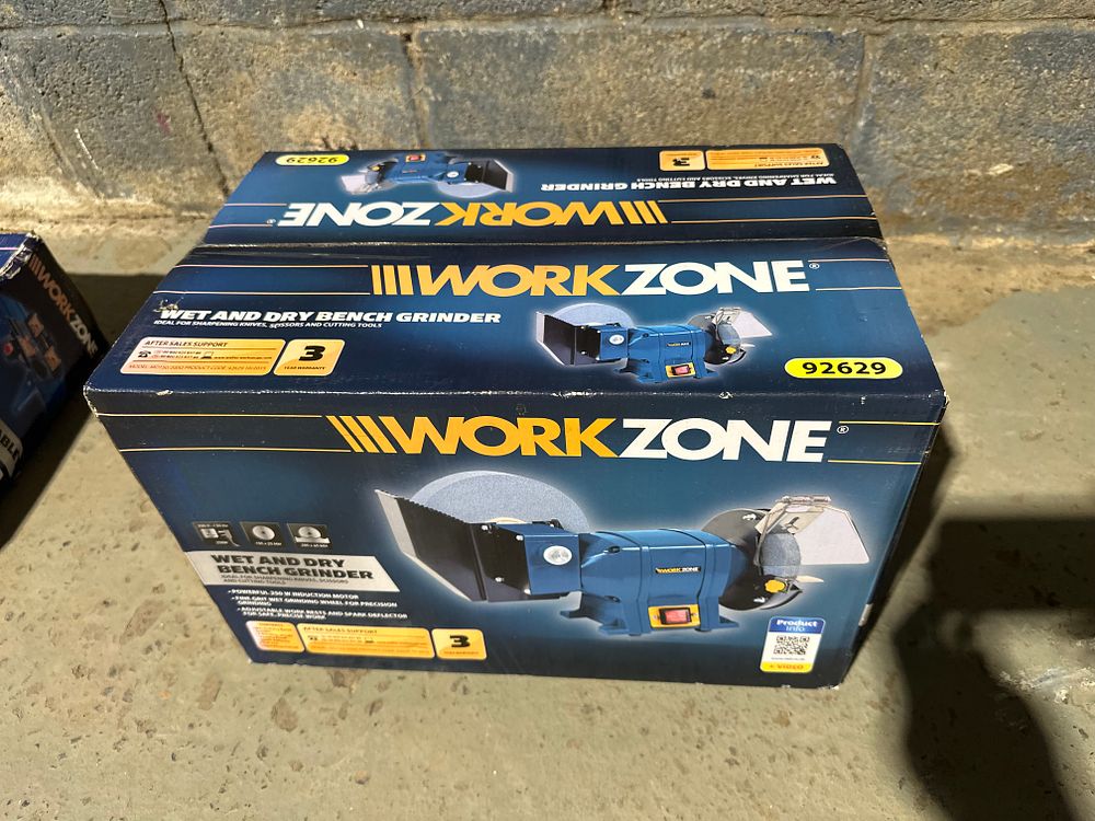 Lot 572: Workzone 92629 - wet and dry bench grinder