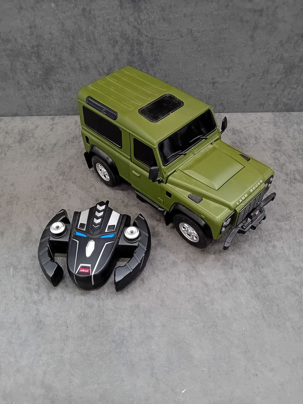 Lot 399: NO RESERVE Rastar Land Rover Defender Remote Control...