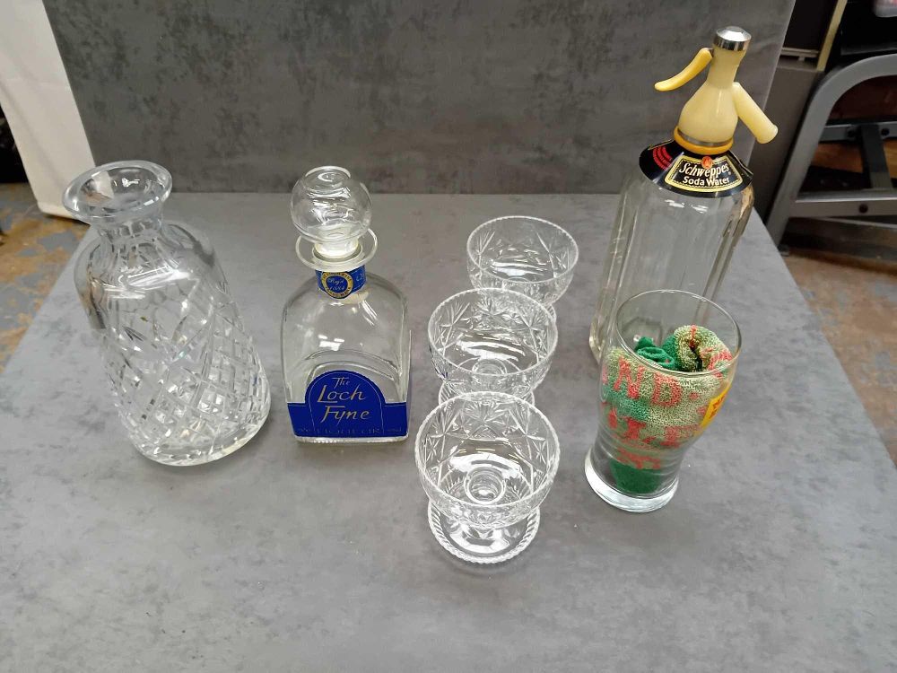 Lot 1066: 7 x glass / crystal cut glass items3...