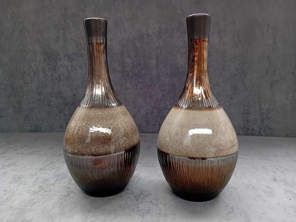 Lot 874: 2 x porcelain vases as pictured 