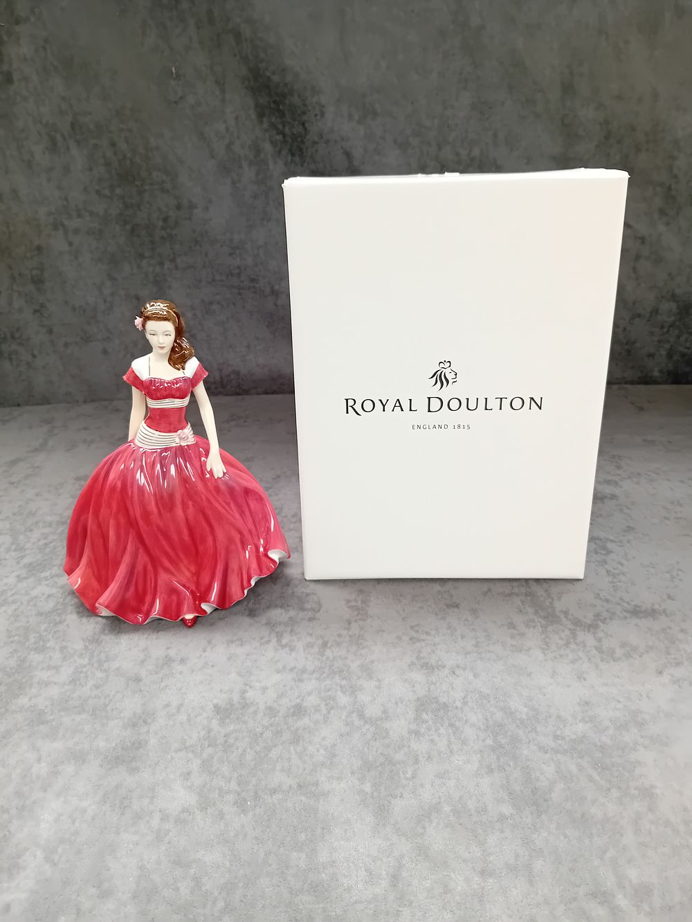 Lot 881: Royal Doulton Pretty Ladies English Rose HN5029