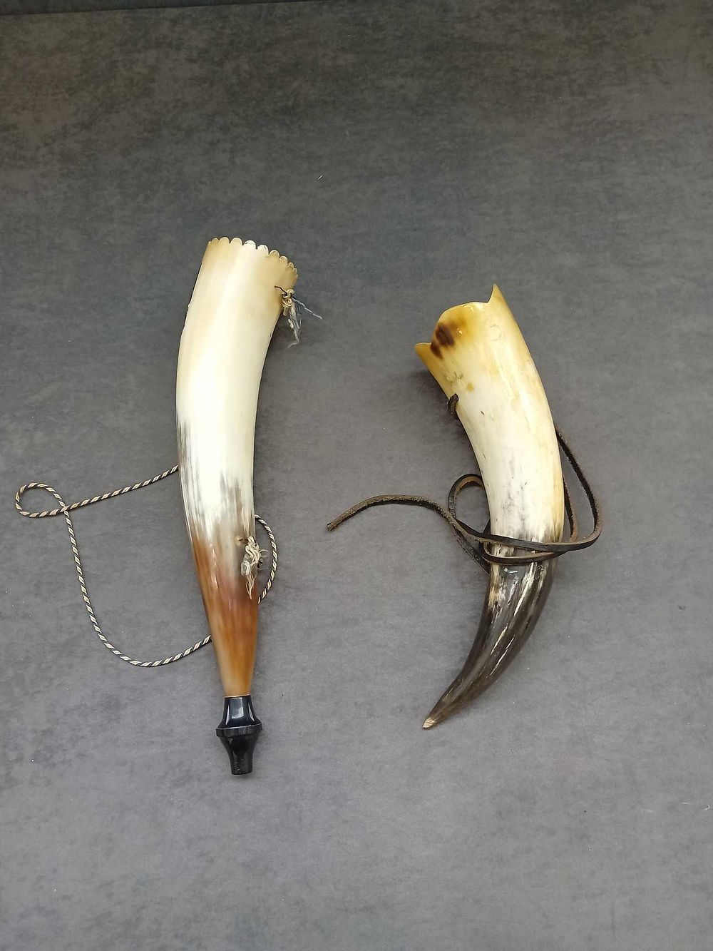 Lot 771: Mixed lot 1 hunting horns and 1 gun...