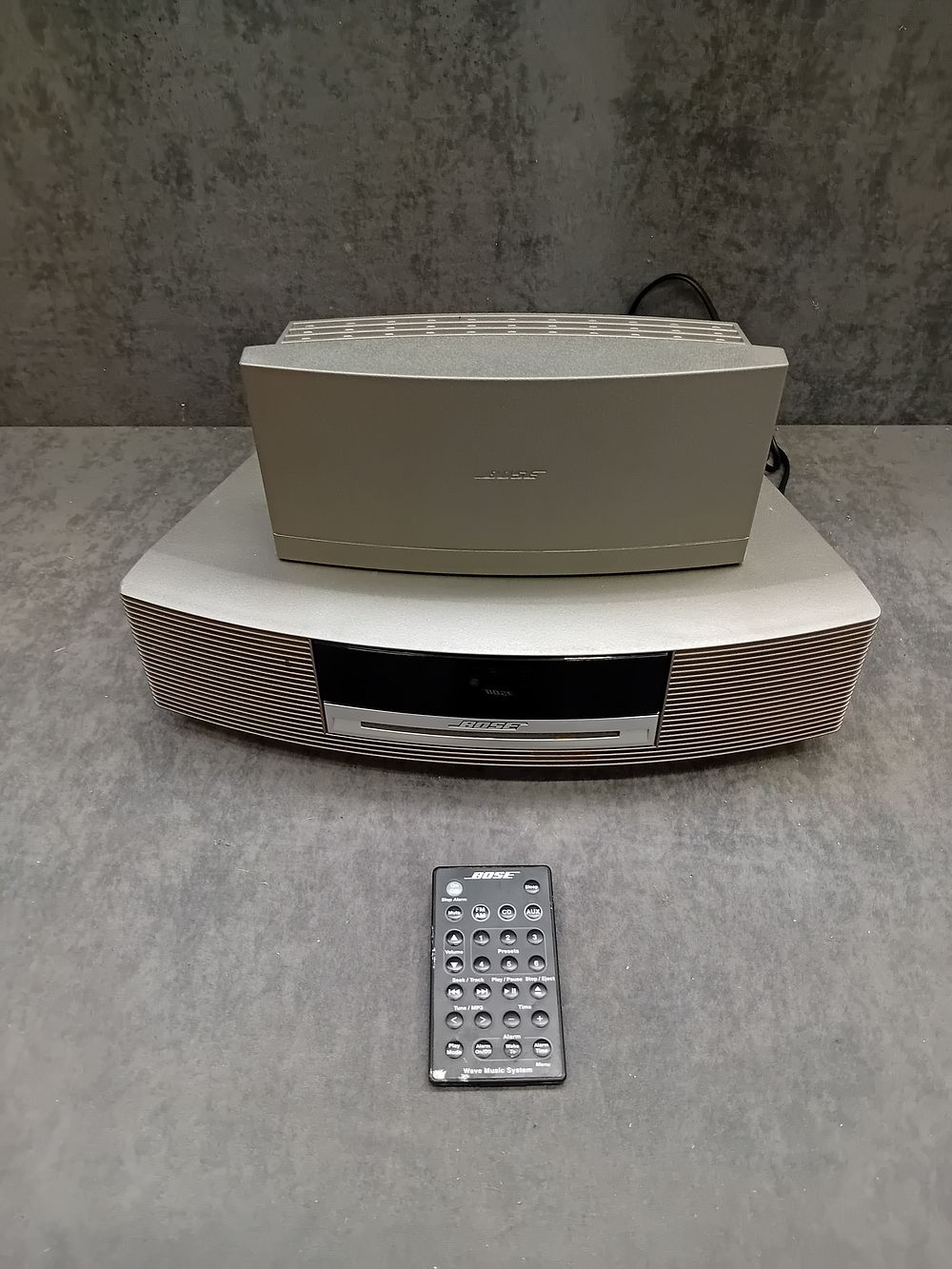 Lot 753: BOSE Wave Music System - 0498513310399AE comes with...