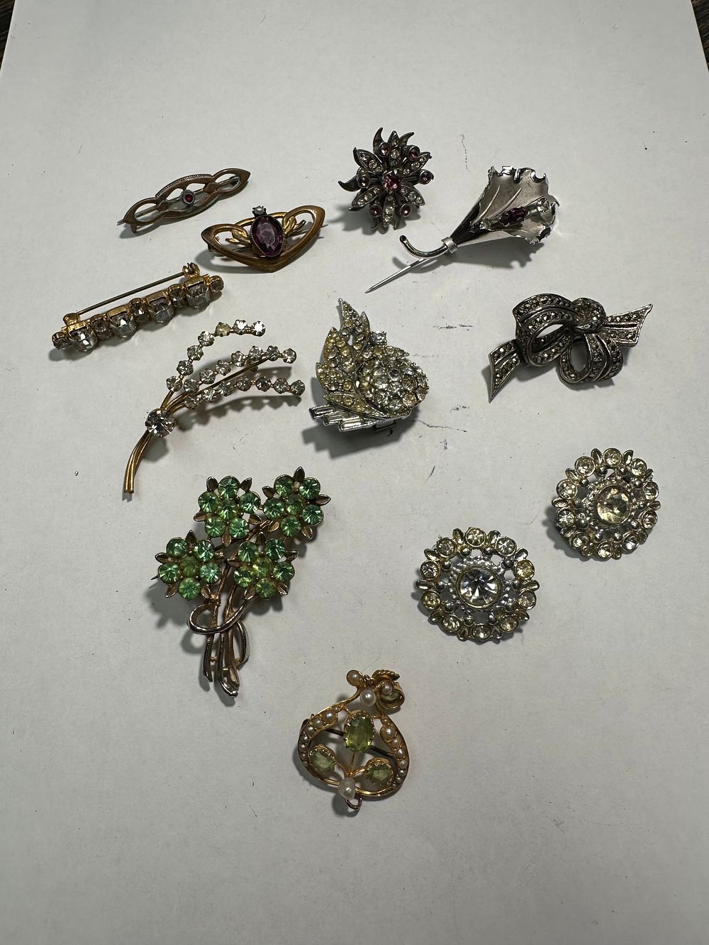 Lot 536: Mixed lot of ladies brooches as pictured 