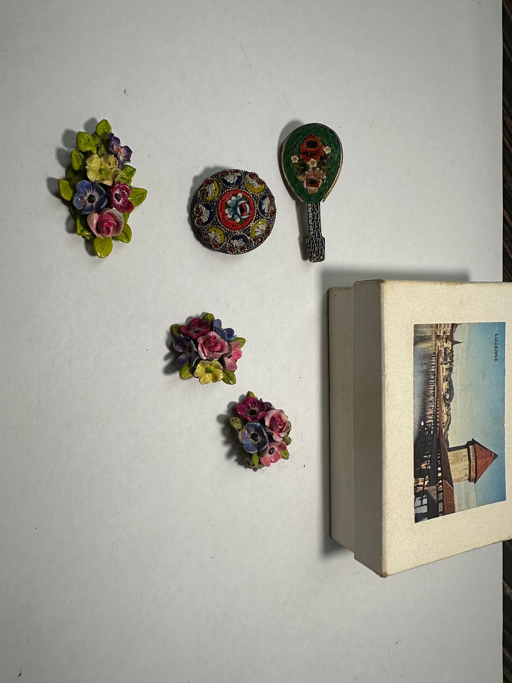 Lot 528: Mixed lot of vintage Italian made brooches and...