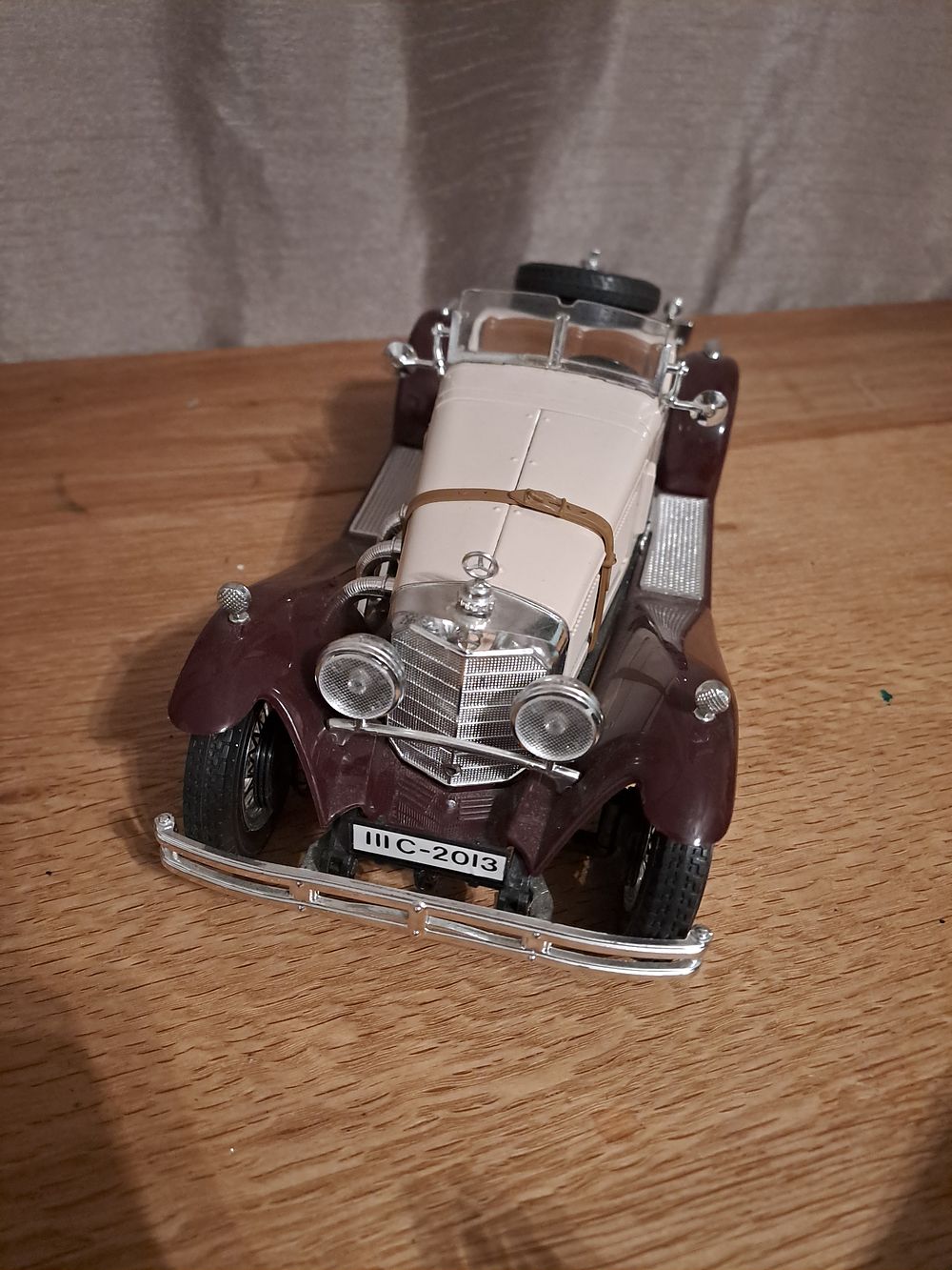 Lot 440: Burago Mercedes benzene ssk scale 1/ 18 in creme and brown overall good condition no breaks or scratches