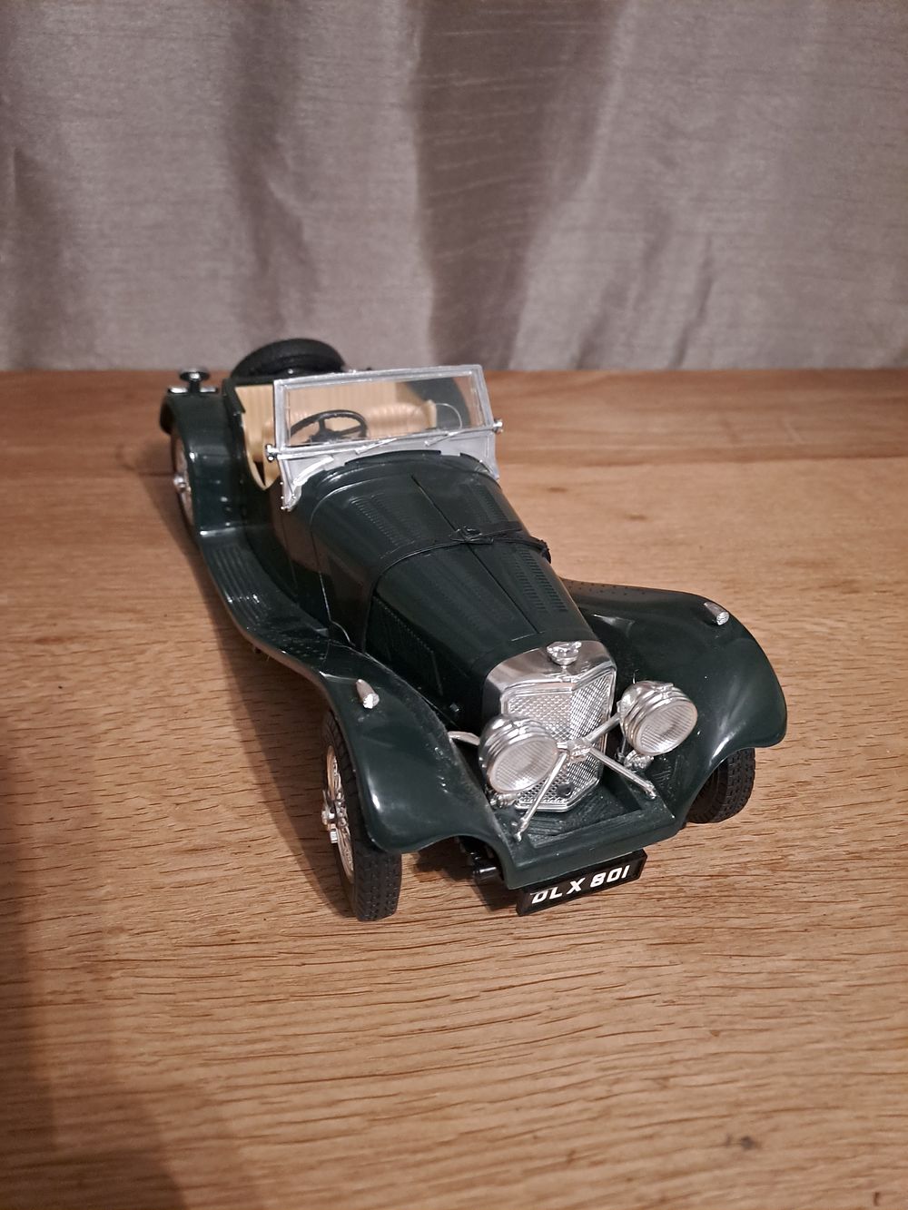 Lot 439: Burago jaguar ss 100 in dark green with creme interior scale 1/18 no good condition