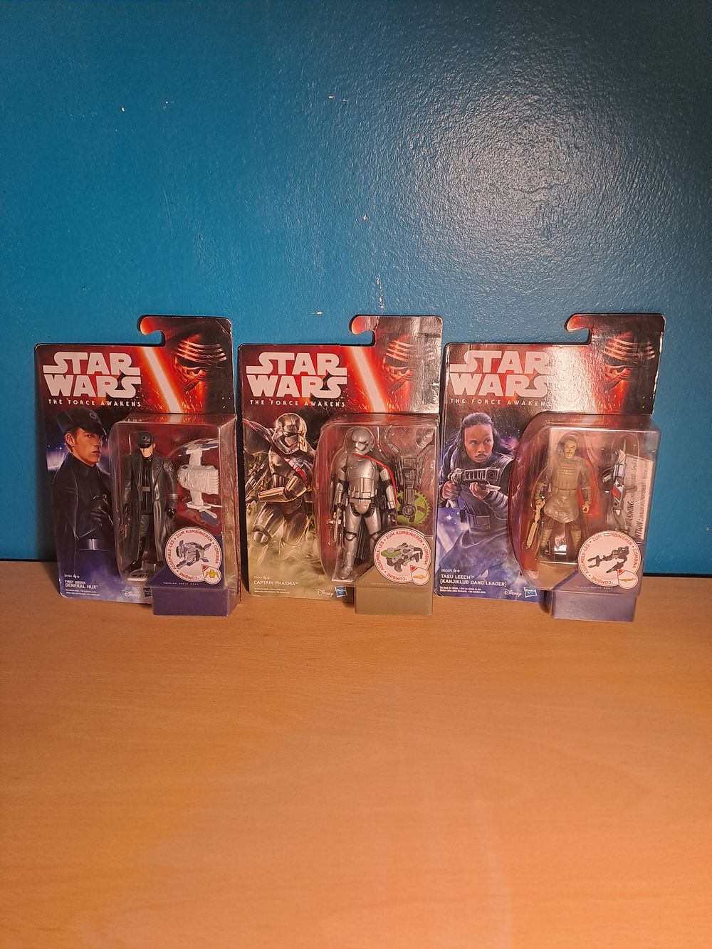 Lot 415: Starwars the force awakens containing 3 figures general hux, captain phasma and tasu leech