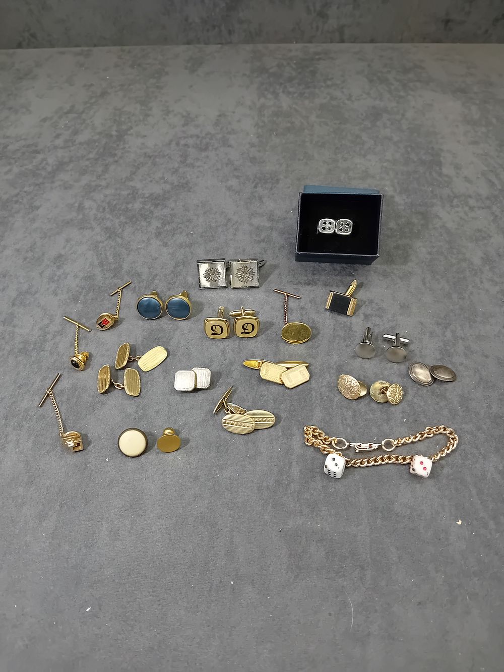Lot 564: Mixed lot of gentleman's cufflinks as pictured. 