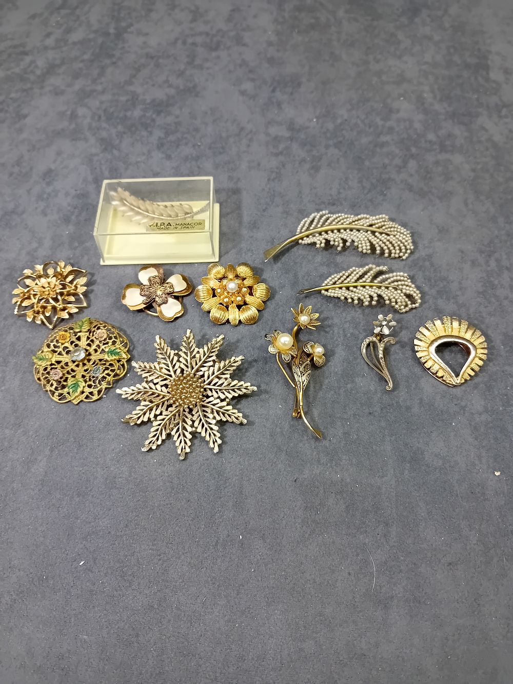Lot 562: Mixed lot of brooches all gold in colour...