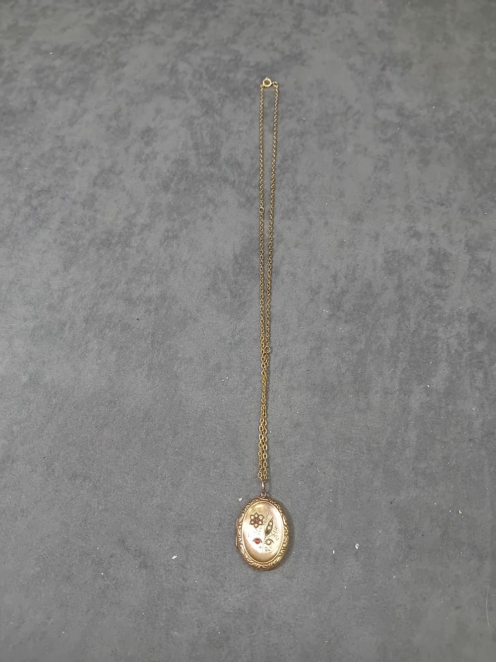 Lot 554: Pretty little Locket 9ct gold front and back...