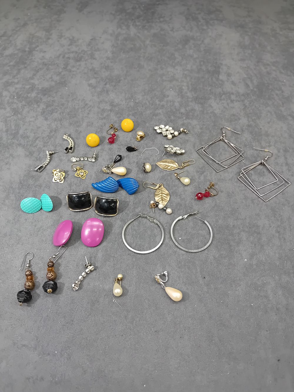 Lot 566: Mixed Lot of Ear rings and Studs as...