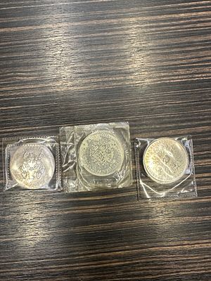 Mixed lot of commemorative coins queen mother 1980, Elizabeth and Phillip 1947 and 1977 