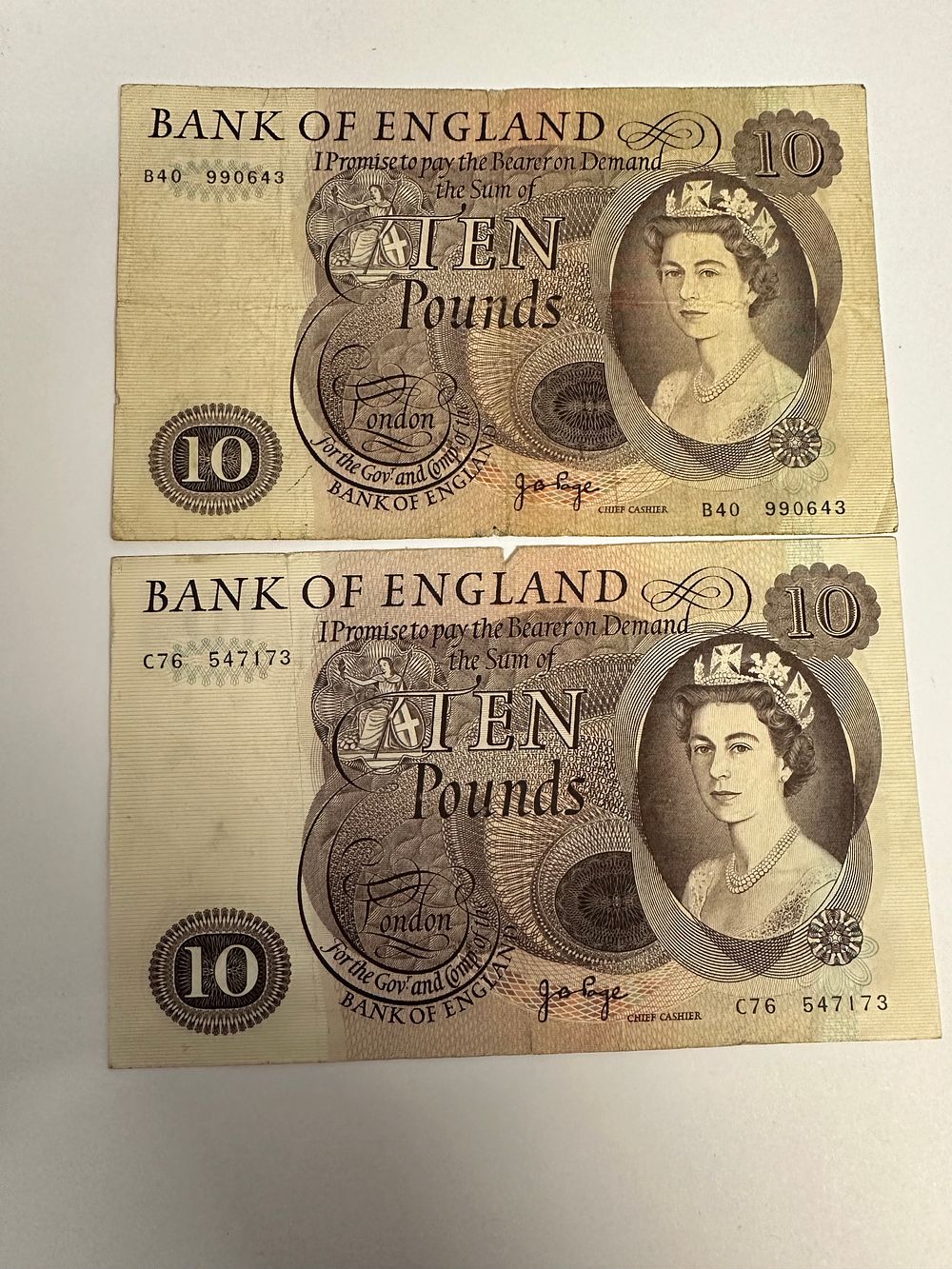 Lot 235: Bank of England £10 notes numbers C76547173 and...