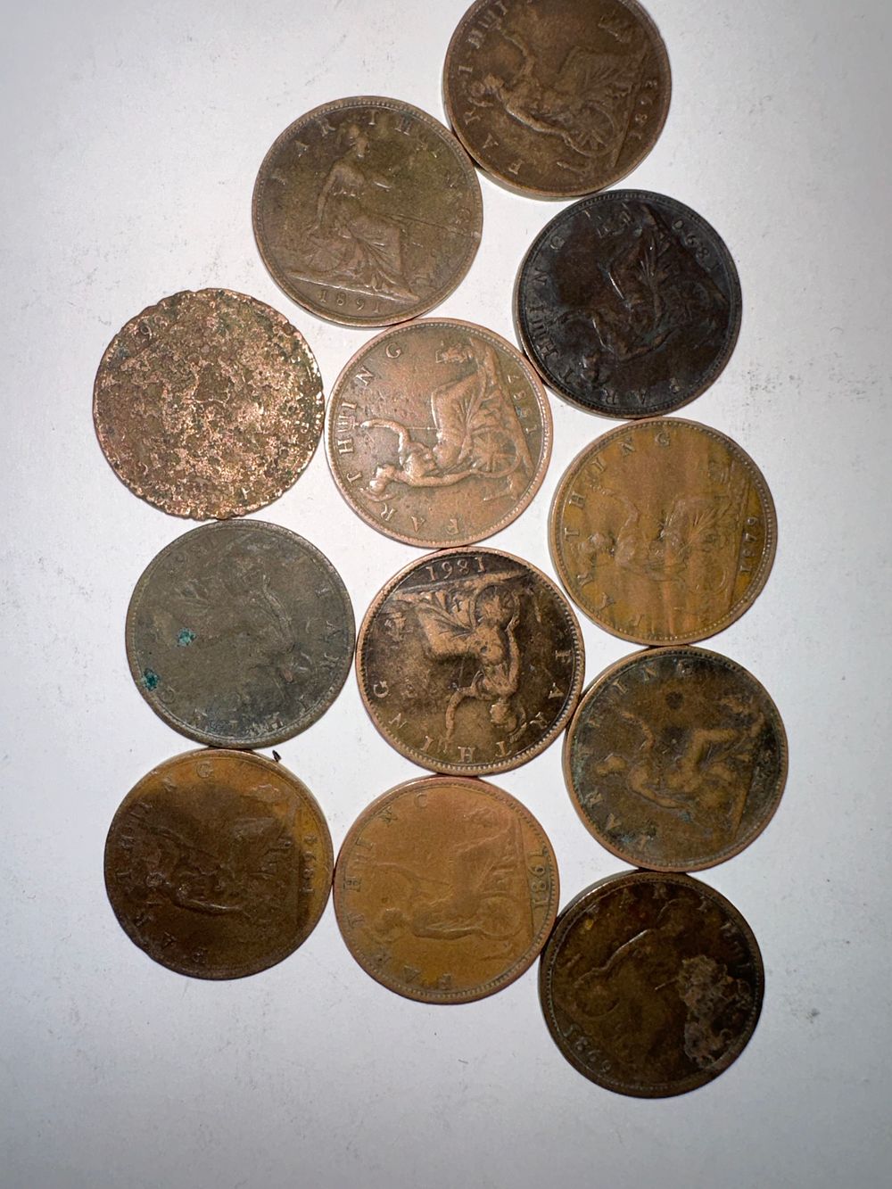 Lot 225: Mixed lot of Queen Victoria Farthings 1861 -...