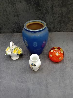 Mixed Lot of Decorative Vases and Ornaments 
This diverse collection features a mixed lot of 
