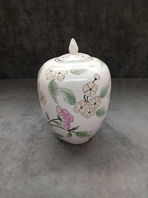Porcelain jar possibly Japanese as pictured