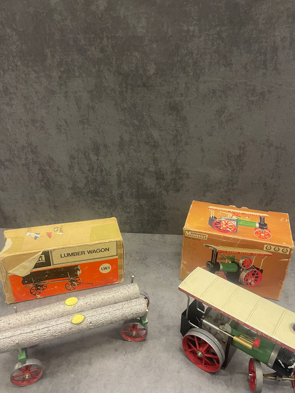 Lot 632: Mamod TE1A steam tractor model And lumber wagon 