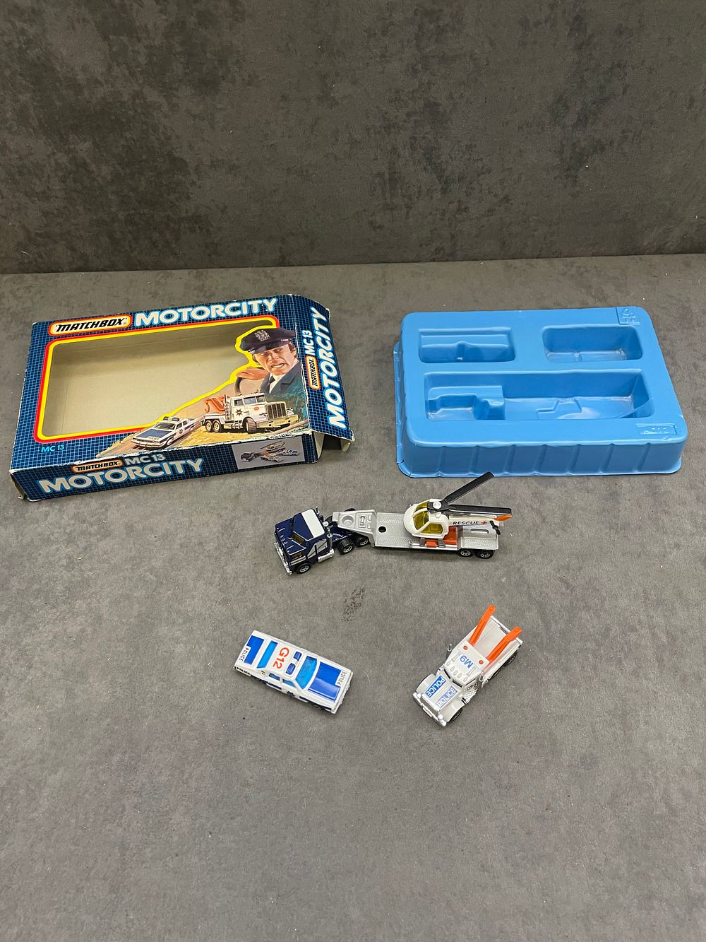 Lot 633: Matchbox mc 13 motorcity contains 4 plolice vehicles...