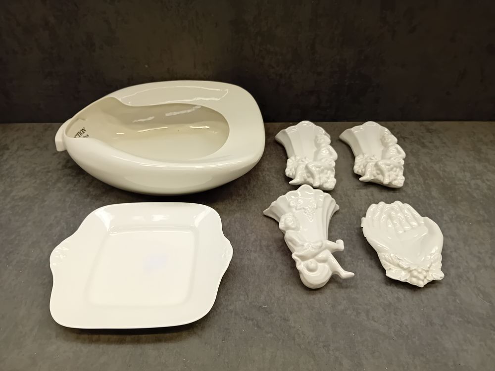 Lot 1042: Mixed lot of chinaware including 3 cherub wall...