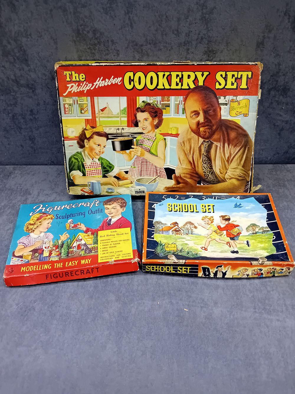 Lot 352: Mixed lot of vintage children's toys Cookery set...