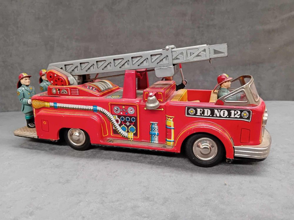 Lot 604: T.N toys made in Japan tin Fire engine...