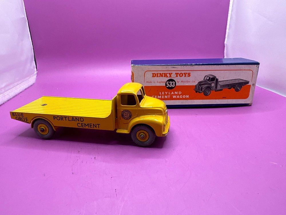 Lot 752: Dinky Toys No 533 Leyland Cement Wagon Portland...