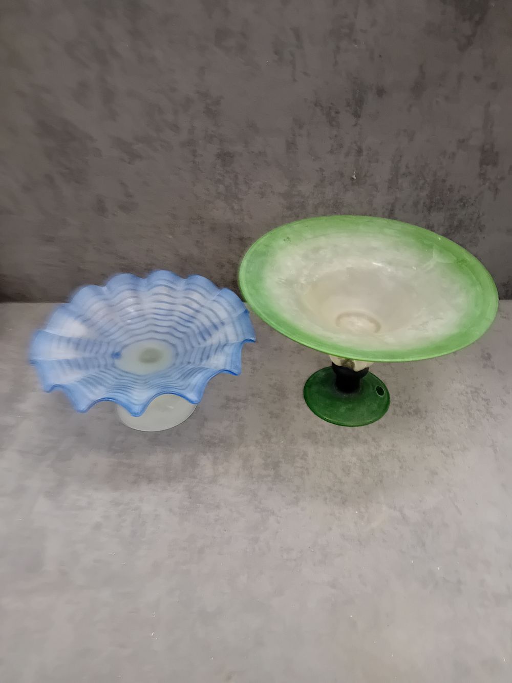 Lot 50D: Mixed lot of 2 smoked glass pedestal dishes...
