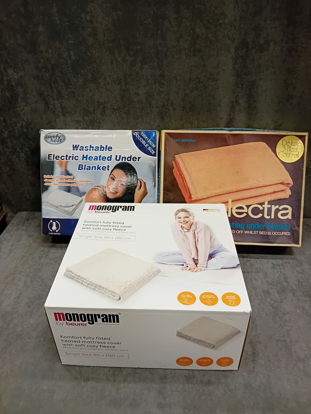 Lot 213: mixed lot of 3 electric blankets as pictured