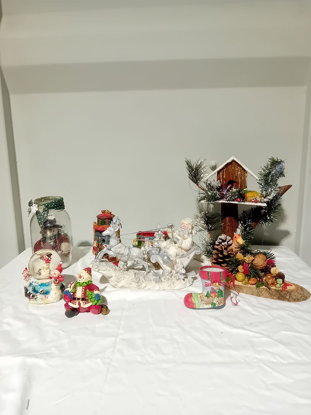 Lot 222: Large mixed lot of christmas themed ornaments as...
