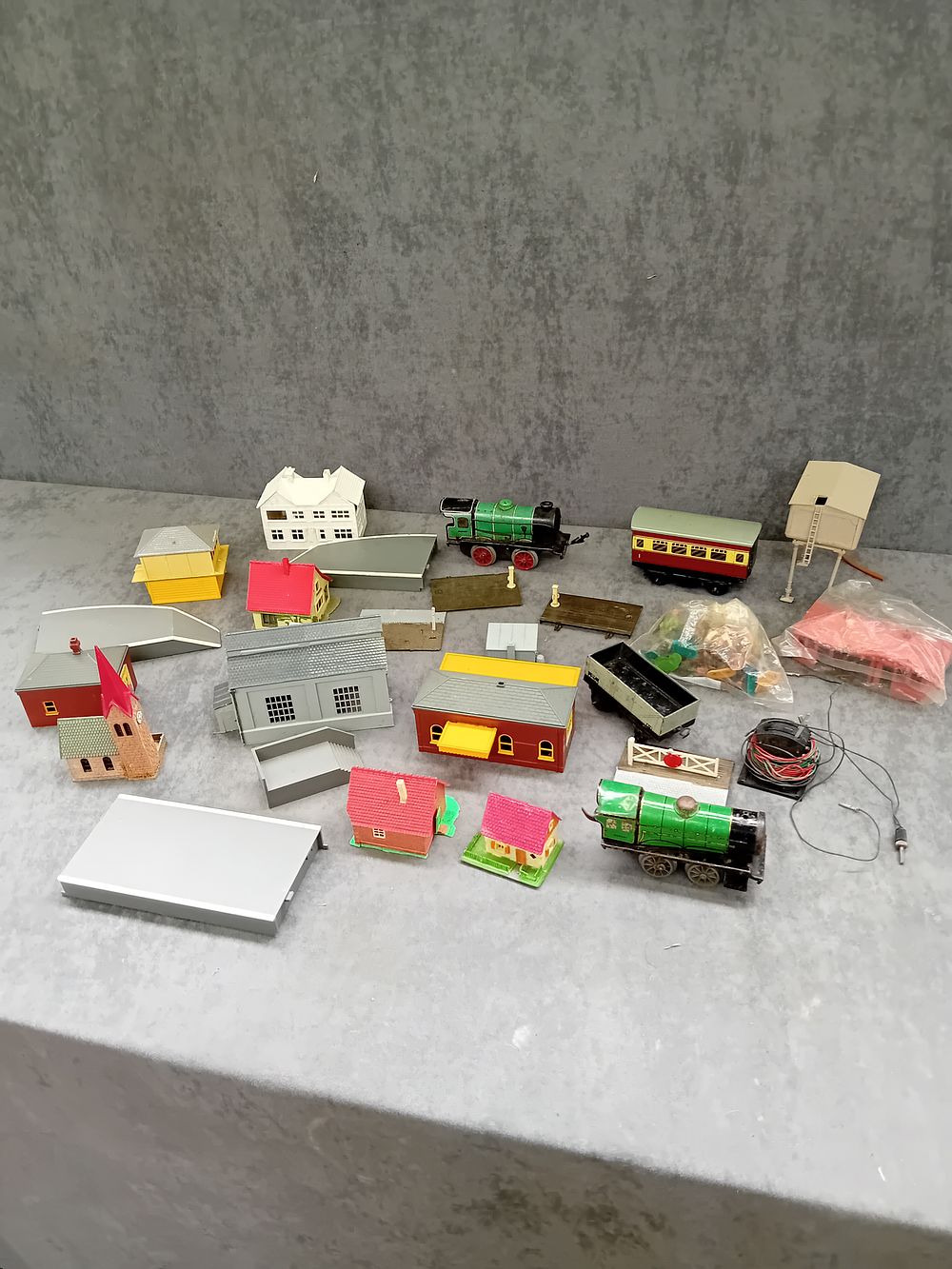 Lot 243: mixed lot of railway & Modeling items as pictured