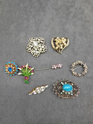 Mixed lot of Broaches as pictured