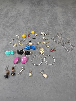 Mixed Lot of Ear rings and Studs as pictured.
